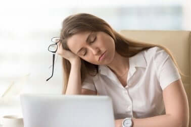 Kroonisen väsymyksen oireita ovat muun muassa päänsärky ja lihaskipu