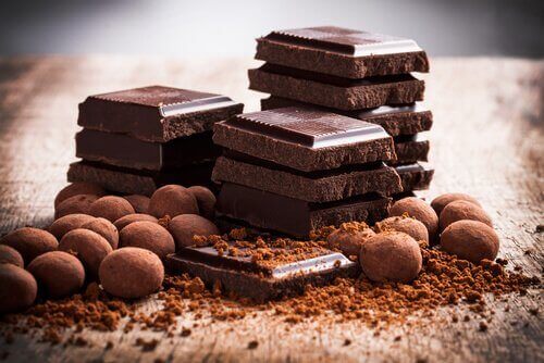 Suklaapiirakka täytetään tummalla suklaalla