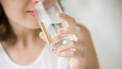 rasittuneiden lihasten elvyttämiseksi voi juoda vettä