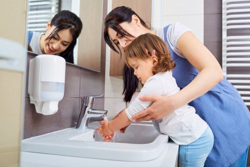 Käsien huolellinen peseminen voi auttaa ehkäisemään coxsackieviruksen tartuntaa