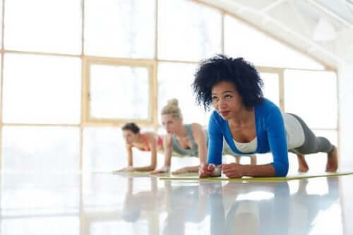 Lankku treenaa kokonaisvaltaisesti sekä ylä- että alavartaloa ja erityisesti vatsalihaksia
