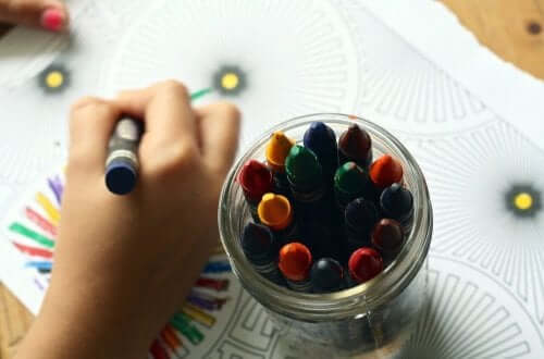 Piirtämisen hyödyt lapsilla ulottuvat kirjoitustaidon oppimiseen