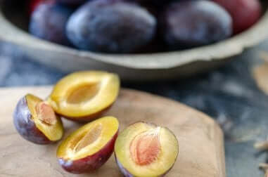 Laksatiivisia ominaisuuksia sisältäviä ruokia ummetusta vastaan