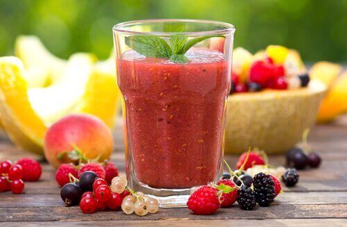 punainen mehu tai smoothie