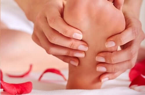 Käsien ja jalkojen hoito on aivan yhtä tärkeää kuin muidenkin kehonosien