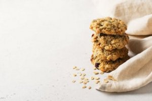 Valmista kaurakeksit ilman sokeria ja voita