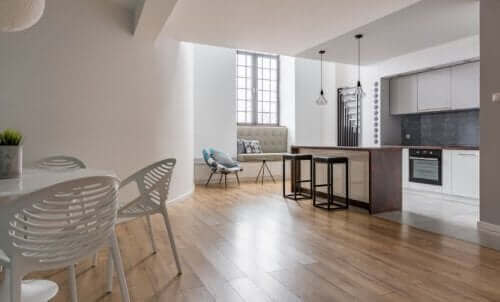 Kiiltävä lattia tuo valoa sisätiloihin