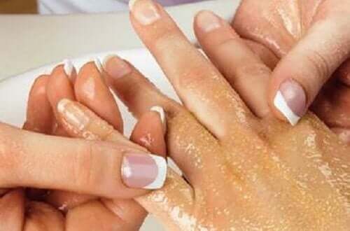 Käsien ja jalkojen hoito vaatii ihon kuorimista säännöllisesti
