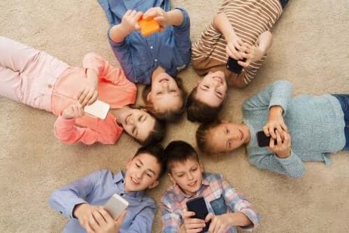 Älypuhelin voi olla hyvä apuväline lapselle oikein käytettynä