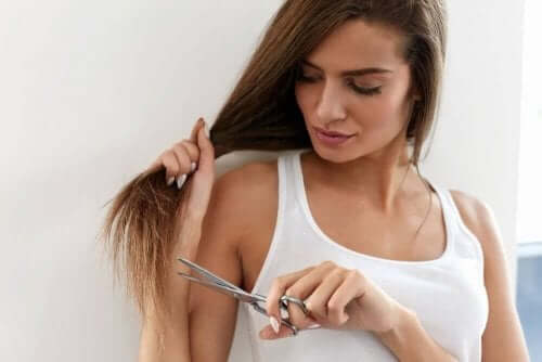 Vaurioituneiden hiusten korjaaminen onnistuu myös kotikonstein hiusnaamioilla