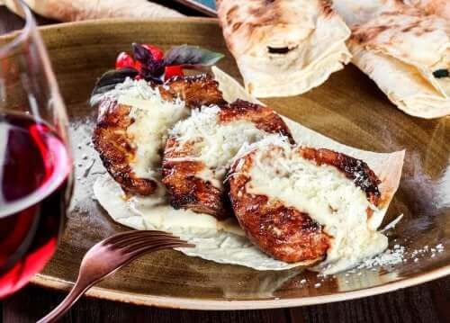 Parmesaanilla kuorrutetut vasikanlihapihvit ovat maukas ateria