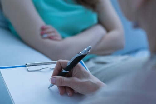 Skitsofreniforminen häiriö voidaan hoitaa psykoterapiassa