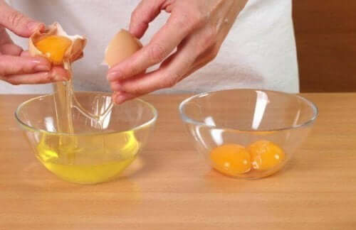 Kananmunanauhan valmistamiseksi keltuaiset on erotettava valkuaisista