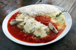 Parmesaanilla kuorrutetut vasikanlihapihvit