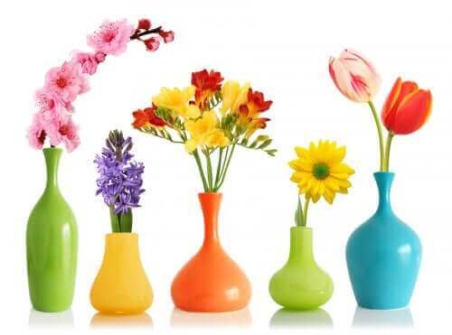 Spraymaalilla saa luotua koristeellisia kukkamaljakoita