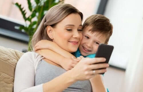 Älypuhelimen käytön haitat ja hyödyt lapsella on hyvä tietää