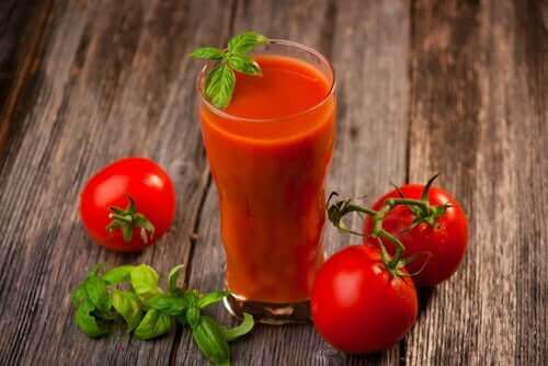 lämpöuupumus helpottuu juomalla tomaattimehua