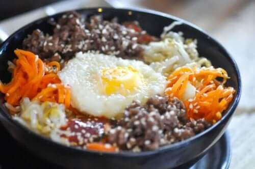 Bibimbap sisältää kananmunaa ja kasviksia