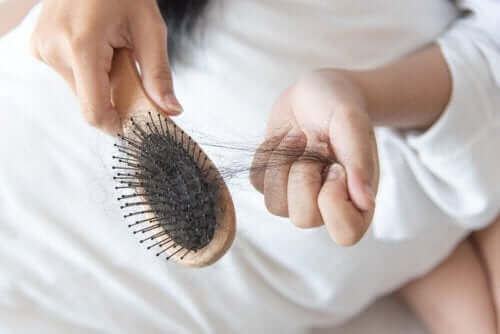 Hiustenlähdön pysäyttäminen: 3 kotihoitoa