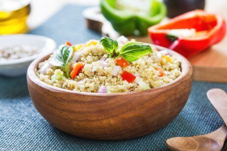 Kvinoasta voi kehittää proteiinipitoisia sekasalaattireseptejä