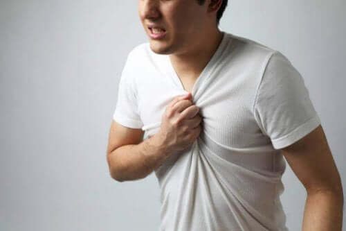 Aortan repeämä aiheuttaa rintakipua