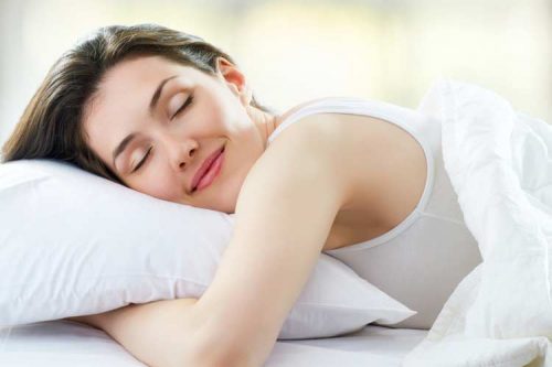 Riittävä uni ehkäisee tummia silmänalusia