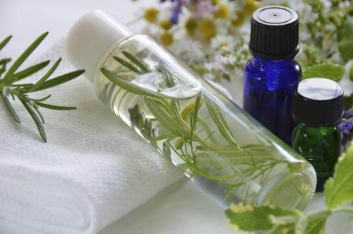 Rosmariini antiperspiranttiset ja antibakteeriset ominaisuudet auttavat nujertamaan kainaloiden epämiellyttävän hajun