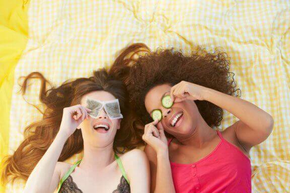 Teepussien käyttäminen tummille silmänalusille