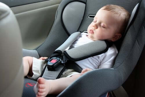 Matkustaminen vauvan kanssa omalla autolla on helpoin matkustustapa