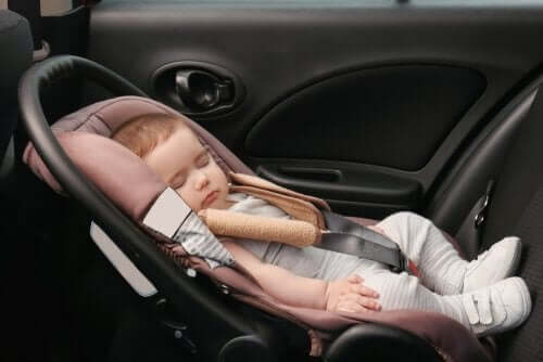 Matkustaminen vauvan kanssa on helpompaa, jos vauva nukkuu
