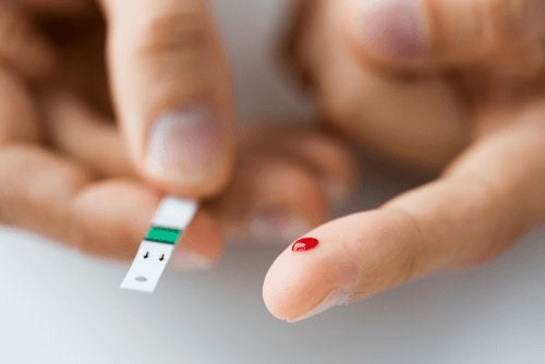 Diabetesta sairastava lapsi joutuu mittaamaan säännöllisesti verensokerinsa