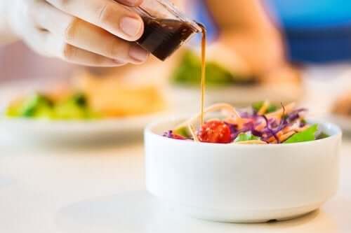 Vähäkalorinen salaatinkastike – 5 reseptiä