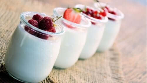 jogurtti ja marjat