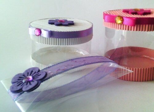 Muovipulloista voi valmistaa itse lahjapaketin