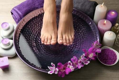 Lievitä poltetta jaloissa kylvyn avulla