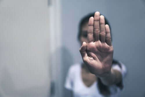 väkivaltaisesta kumppanista ilmoittaminen