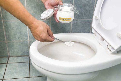 Ruokasoodan, vetyperoksidin ja sitruunan yhdistelmä auttaa poistamaan tehokkaasti WC-pöntön pinttymät