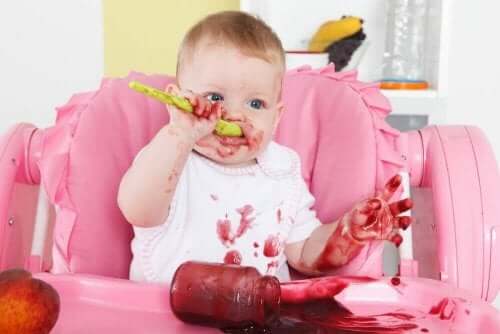 Erilaisia raaka-aineita soseuttamalla vauvalle saa loihdittua terveellisiä aterioita