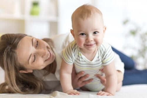 Vauvan ryömimisen edistäminen - Askel Terveyteen