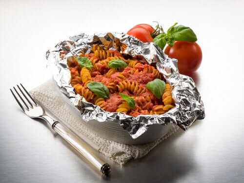 Alumiinifolion käytön vaarat piilevät sen kuumentamisessa korkeissa lämpötiloissa