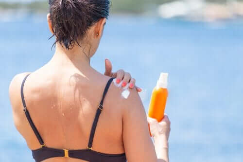 Kirkasta ihon tummia läikkiä