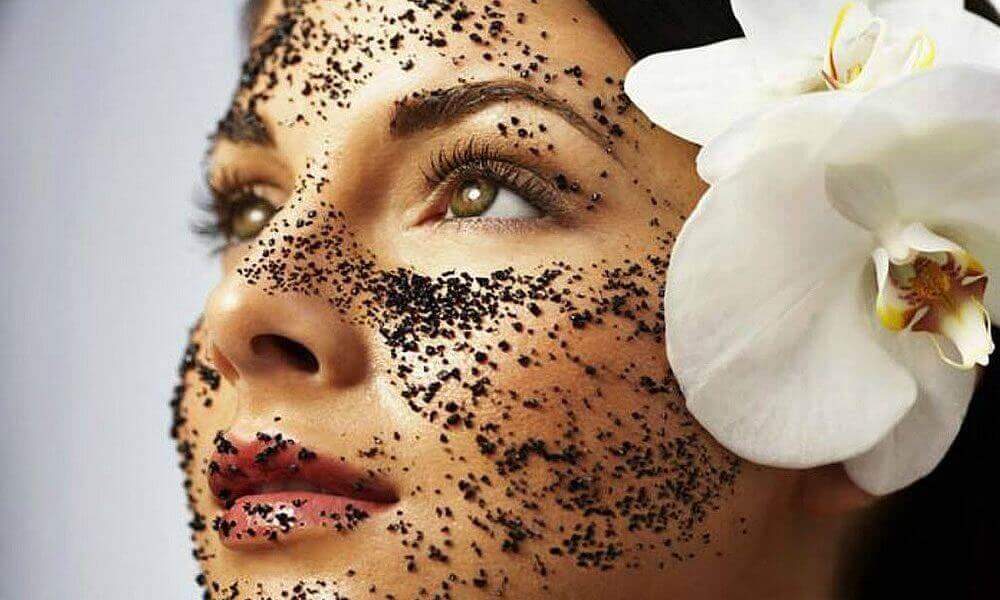 Kahvinporoilla voi poistaa kasvoilta epätoivottuja ihokarvoja luonnollisesti