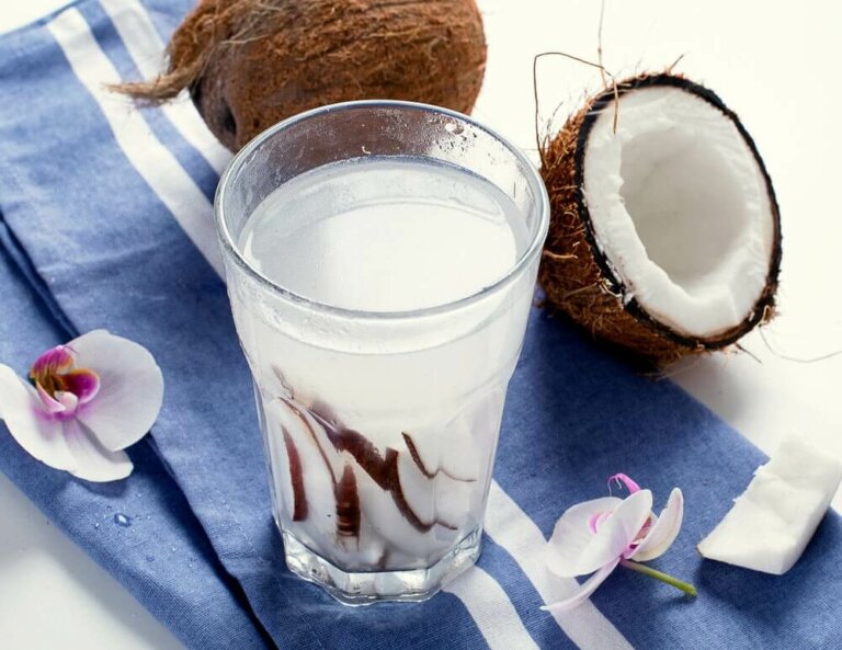 Kookosveden hyödyt terveydelle: 8 vaikutusta