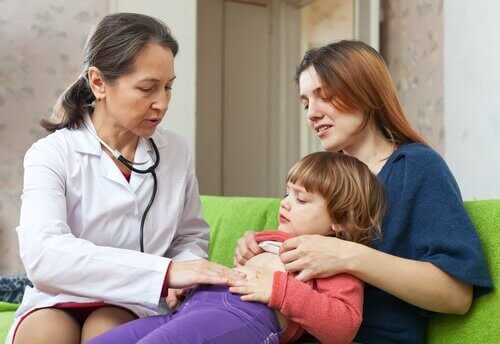 Lapsi lääkärintarkastuksessa.