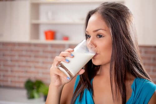 Kalsiumin imeytymisen optimoiminen juomalla maitoa.