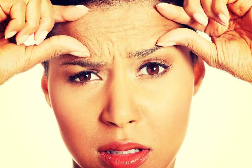 Mistä rypyt otsalla johtuvat?