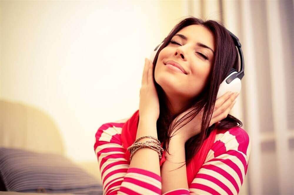 Nainen kuuntelee musiikkia.