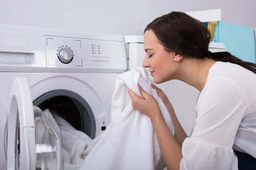 Tunkkaiselta haisevien vaatteiden puhdistaminen