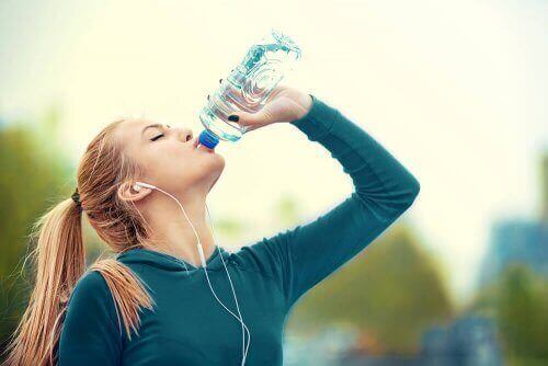 Kesäajan päänsärky voidaan usein ehkäistä juomalla runsaasti vettä.