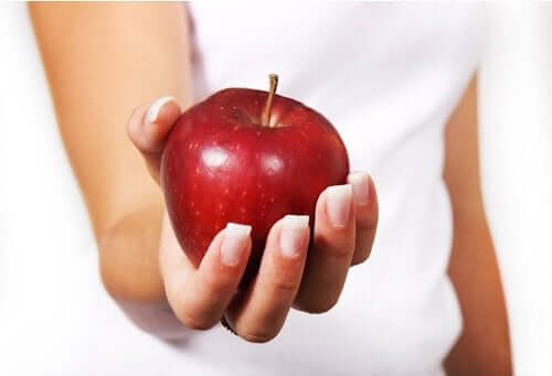 Omena tarjoaa runsaasti vitamiineja, kuten biotiinia, foolihappoa, beetakaroteenia ja C-vitamiinia